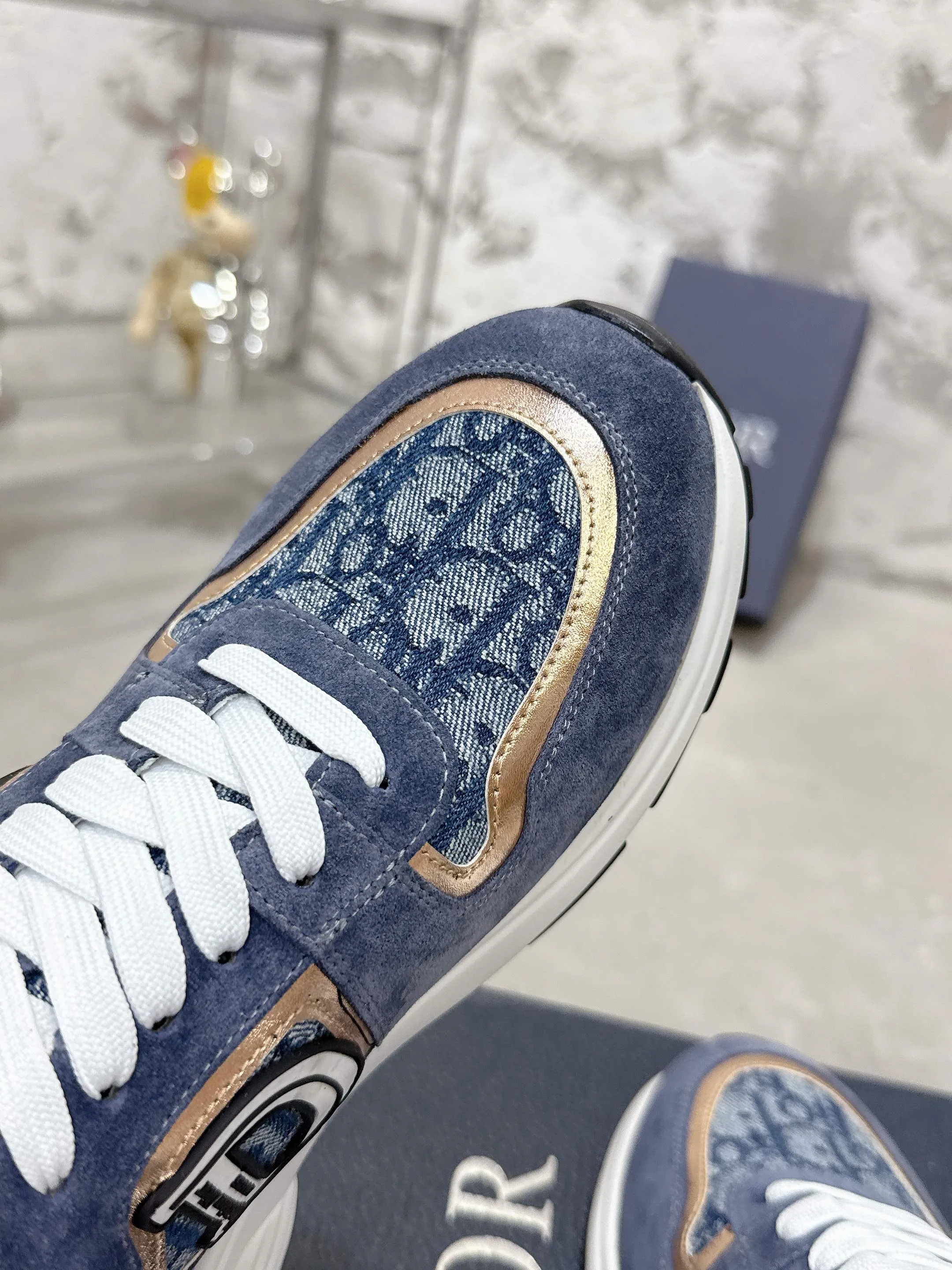 Men's men's shoes💰580💰 Dior Dior's latest color matching B30 series dad sneakers original 17960💰 purchased for development and production Brand new B30 sneakers Dad Shoes style shoes that follow the trend of the retro market The Dior logo on the tongue also indicates that this pair of shoes is the B30 model! B30 uses fine-textured leather and mesh cloth materials to form a shoe body. There are conspicuous letters CD on both sides of the shoe body to indicate identity. Many lines on the shoe body outline details to make the shoes look less monotonous and full of retro flavor. The delivery counter is exquisitely packaged🛍📦 ▪️Fabric: Original customized technical fabric + mesh ▪️Inner lining: Customized breathable lining ▪️Outsole: Original molded IP foam + TPU outsole ▪️Sole thickness: 3.5CM ▪️Size: Men's size 39-46 (Male size 38.45.46 customized)